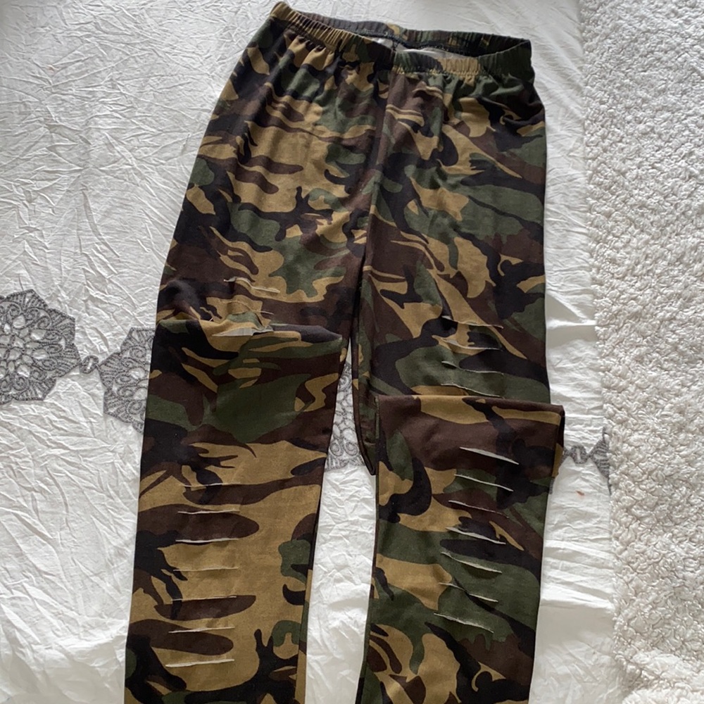 camo ripped leggings (s)